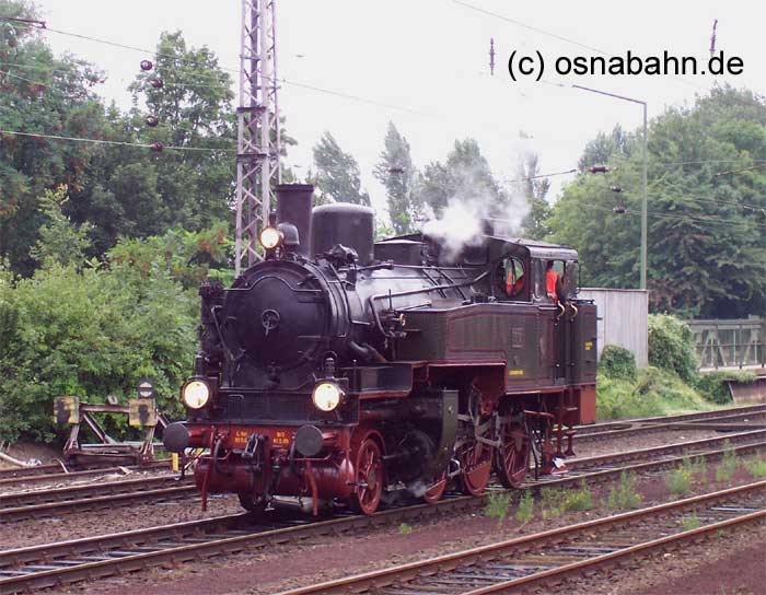 Dampflok 7512 rangiert auf der oberen Bahnhofsebene in Osnabrück