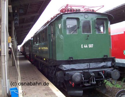 E44 507 steht auf Gleis 1 in Osnabrück