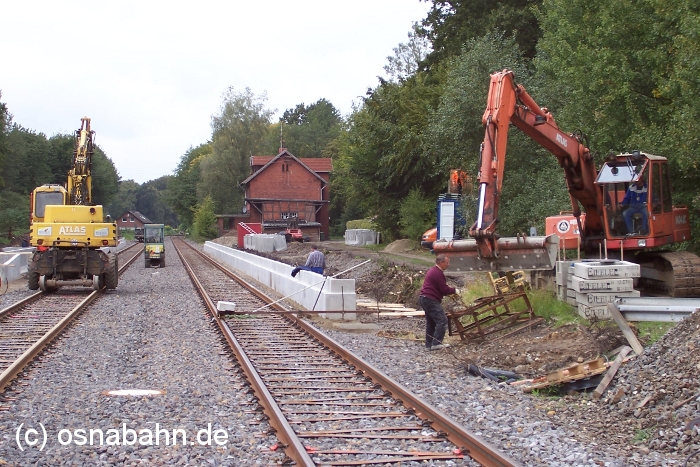 Am 22.09.2004 ist der Oberbau im Bahnhof Wellendorf bereits fertig gestellt. Die Bahnsteigarbeiten sind in vollem Gange.