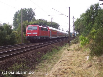 Die BR 111-135-0 beförderte den RE 14013 am 10.09.2005 nach Braunschweig. Hier befindet sich der Zug in Höhe der Einfahrsignale aus Richtung Löhne. Die BR 111-135-0 beförderte den RE 14013 am 10.09.2005 nach Braunschweig. Hier befindet sich der Zug in Höhe der Einfahrsignale aus Richtung Löhne.