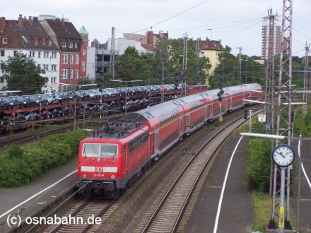 Die BR 111-091-5 schiebt am 14.07.2006 den RegionalExpress 14006 nach Rheine. Die Br 111-091-5 schiebt am 14.07.2006 den RegionalExpress 14006 nach Rheine. Aus dem Rbf kommend, wartet BR 140216-3 mit einem Autotransportzug darauf, dem RE zu folgen. Ziel des Güterzuges ist Emden Außenhafen.