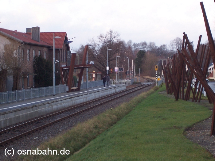 Der neugestaltete Haltepunkt Osnabrück Sutthausen. Künstlerisch angeordnet befinden sich gegenüber des ehemaligen Bahnhofsgebäudes die Schienen des alten "Haller Willem".