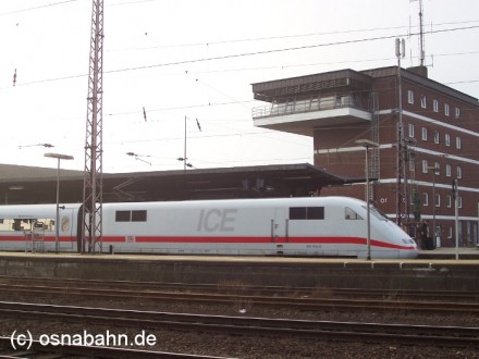 Der ICE 926 nach Kiel Hbf fuhr am 10.12.2006 planmäßig in Osnabrück Hbf ein. Die Leistung wurde vom 401-012-0 "Memmingen" erbracht. Hier ist der Zug vor dem Zentralstellwerk "Of" zu sehen.