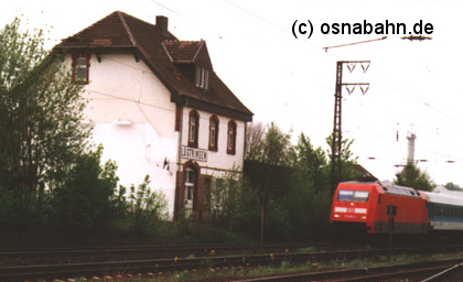 Am 19.04.2000 wurde der InterRegio 2345 "Havelsee" von einer Lok der Baureihe 101  gezogen. Hier passiert er gerade das ehemalige Stationsgebäude Lüstringen.