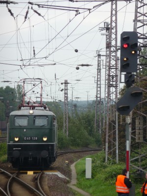 E 40 128 fährt auf Rangiersignal ins Bw Osnabrück ein.