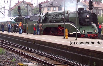 Schnellzuglok 18 201 erreicht den Bahnhof Osnabrück auf Gleis 3 Schnellzuglok 18 201 erreicht den Bahnhof Osnabrück auf Gleis 3