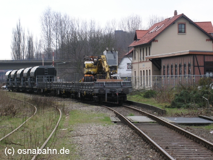 Noch befinden sich die Schotterwagen und der 2-Wegebagger auf den "alten Gleisen" des Haller Willem. Am 26.03.2004 im Bahnhof Oesede. Nach der Reaktivierung der Strecke wird Oesede nur noch Haltepunkt sein.