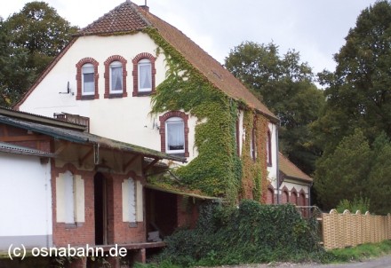 Das ehemalige Bahnhofsgebäude in Kloster Oesede ähnelt dem Lüstringer Bahnhof sehr. Die Aufnahme entstand am 22.09.2004.