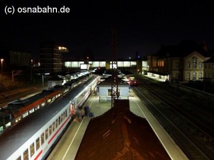 Am 27.11.2006 hielt der InterCity 140 aus Berlin auf seiner Fahrt nach Amsterdam planmäßig in Osnabrück. In Gleis 13 steht NWB 81337 nach Wilhelmshaven, aus Gleis 11 verlässt RB 39133 Osnabrück mit dem Ziel Bielefeld. 