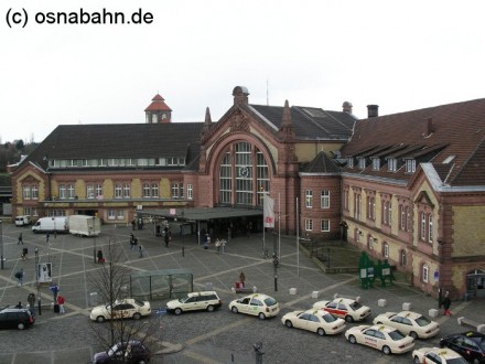 Das Empfangsgebäude Osnabrück Hbf. Die Aufnahme entstand am 26.03.2004.