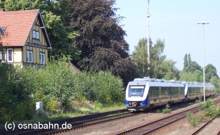 Ein Zug der NordWestBahn vor dem ehemaligen Bahnhofsgebäude Eversburg mit dem Ziel Osnabrück Hbf. Die Aufnahme entstand am 05.09.2004.