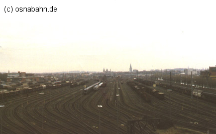 Die Richtungsgleise des Rangierbahnhofs Osnabrück. Im Hintergrund sind die Kirchtürme der Johanneskirche und der Katharinenkirche zu sehen. Die Aufnahme entstand im Dezember 1997.