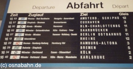 Anzeigetafel in der Empfangshalle des Osnabrücker Hauptbahnhofs.