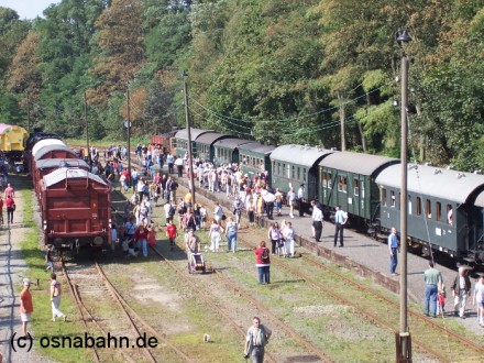 Bergfest am Piesberg Am 05.09.2004 fand das Bergfest am Piesberg parallel zum 2. Osnabrücker Dampflokfest statt. Hier der historische Sonderzug kurz vor seiner Abfahrt zum Osnabrücker Hbf.