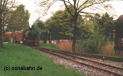 Seit 1987 ist die Dampfspeicherlik der Fa. Schoeller im Rangierdienst zwischen dem Bahnhof Lüstringen und dem Fabrikgelände unterwegs. Diese Aufnahme entstand am 19.04.2000.