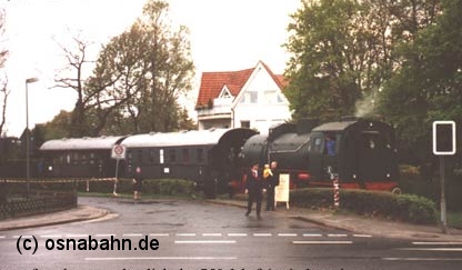 Anlässlich der 750. Geburtstages des Stadtteils Lüstringen im April 2003 verkehrt ein historischer Peronenzug zwischen dem Lüstringer Bahnhof und dem Werksgelände der Fa. Schoeller, gezogen von der Werkseigenen Dampfspeicherlok.