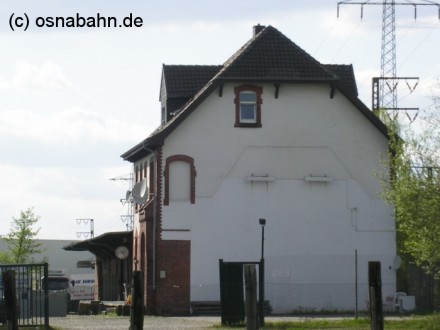Das ehemalige Empfangsgebäude des Bahnhofs Lüstringen von der Ostseite. Im Hintergrund ist der Güterschuppen zu erkennen, die Umrisse an der Hauswand im vordergrund deuten noch den Gebäudeteil an, in dem die Bahnhofsgaststätte untergebracht war. Die Aufnahme entstand am 23.04.2004.