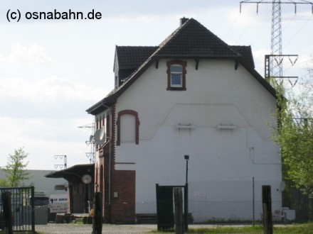 Das ehemalige Empfangsgebäude des Bahnhofs Lüstringen. Das ehemalige Empfangsgebäude des Bahnhofs Lüstringen von der Ostseite. Im Hintergrund ist der Güterschuppen zu erkennen, die Umrisse an der Hauswand im vordergrund deuten noch den Gebäudeteil an, in dem die Bahnhofsgaststätte untergebracht war. Die Aufnahme entstand am 23.04.2004.