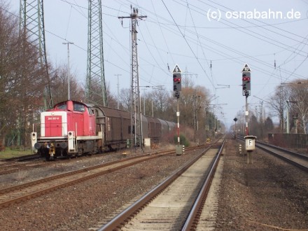 Eine Rangierfahrt wartet im Gleisanschluss der Fa. Felix Schoeller mit Wagen auf die Fahrt zum nahegelegenen Rangierbahnhof Osnabrück. Direkt neben dem Streckengleis Löhne - Rheine befindet sich der Gleisanschluss der Spezialpapierfabrik Felix Schoeller. Die BR 295-079-0 der damligen Railion Deutschland AG (heute DB Schenker Rail), hat soeben die bereitgestellten Wagen übernommen.