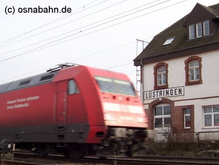 Das ehemalige Bahnhofsgebäude von der Gleisseite. Von der Gleisseite aus trägt das Gebäude noch den das alte Stationsschild mit der Aufschrift "Lüstringen". Die Aufnahme entstand am 15.03.2005 als IC 142 nach Amsterdam Centraal das Gebäude passierte. Zuglok war an diesem Tag die 101-036-2.