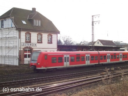 Das ehemalige Bahnhofsgebäude Lüstringen von der Gleisseite. Bis zum 08.12.2007 bedienten die modernen ET 425 der DB Regio AG die "RB 61 - Wiehengebirgsbahn" zwischen Bielefeld und Bad Bentheim. Am 15.03.2005 passierte ein ET 425 als RB 39125 den Bahnhofsteil Lüstingen auf seiner Fahrt nach Bielefeld.