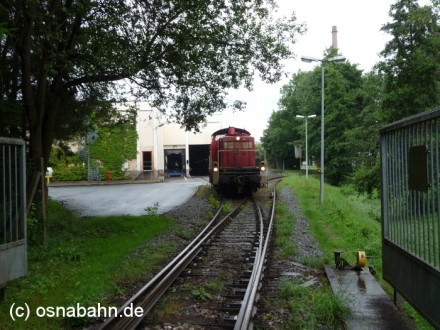 Bedienung des Gleisanschlusses der Fa. Felix Schoeller durch die BR 295-051-7 am 26.07.2009.