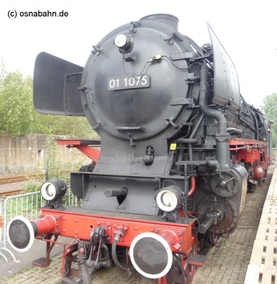 01-1075 im BW Hbf 01-1075 war von 1955 bis 1968 im Bw Osnabrück Hbf beheimatet und brachte einen Sonderzug aus den Niederlanden am 19.09.2010 zum Jubiläumsfest des Osnabrücker Betriebswerkes.