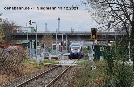 Triebwagen der NordWestBahn am Bahnsteig der Station Oesede