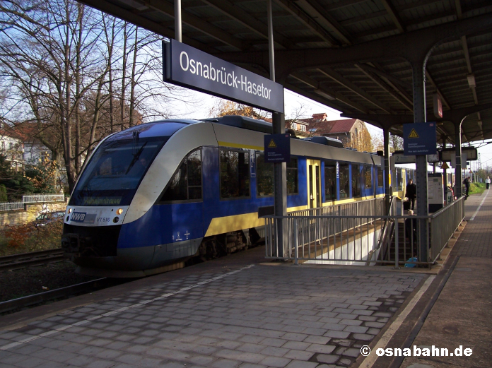 Am 28.11.2006 hielt ein LINT 41 der NordWestBahn auf der Fahrt nach Wilhelmshaven am Haltepunkt Hasetor. Die Stationsschilder sind bereits erneuert, die Zugzielanzeiger hingegen stammen noch aus der Zeit der Deutschen Bundesbahn. Der Höhenunterschied zwischen Bahnsteigkante und Fahrzeug ist noch deutlich zu erkennen. Foto: M. Beermann