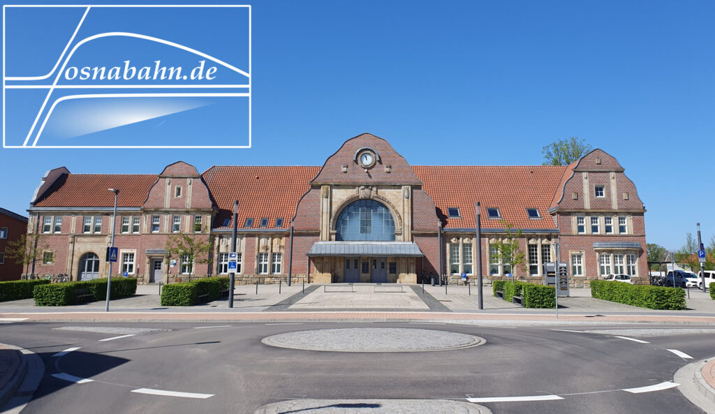 Empfangsgebäude Bahnhof Quakenbrück von der Straßenseite aus im April 2025
