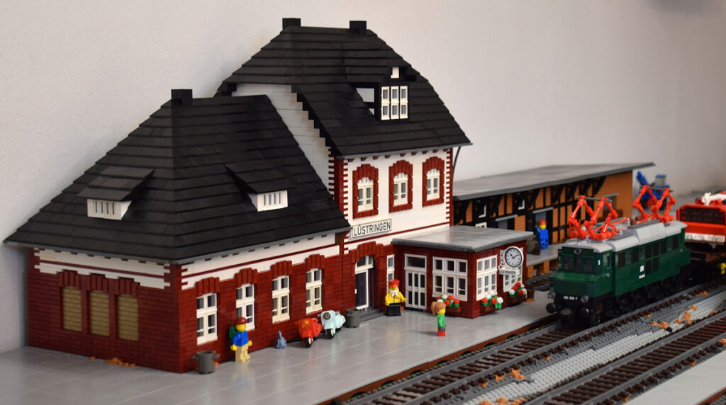 Der Bahnhof Lüstringen als LEGO-Modell